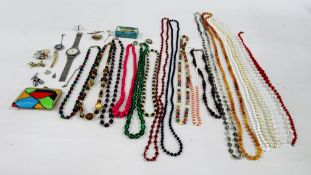 TRAY OF MIXED COSTUME JEWELLERY INCLUDING BEADED NECKLACES, BROOCHES, PENDANTS,