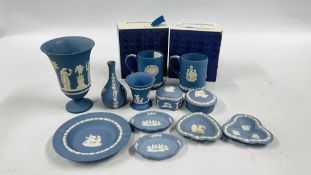 A BOX CONTAINING APPROX 11 PIECES OF WEDGWOOD BLUE JASPER WARE TO INCLUDE 2 X BOXED MUGS, ETC.