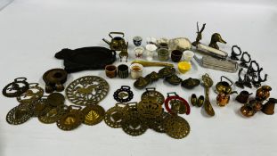 A BOX CONTAINING BRASS WARES AND COLLECTABLES TO INCLUDE HORSE BRASSES, COW DISH, ROLLS RAZOR, ETC.