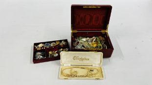 A LEATHERER JEWELLERY CASKET AND CONTENTS TO INCLUDE ASSORTED COSTUME JEWELLERY.