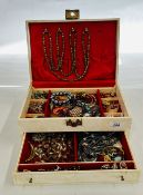 A VINTAGE JEWELLERY BOX CONTAINING LARGE QUANTITY MIXED COSTUME JEWELLERY INCLUDING RING, NECKLACES,