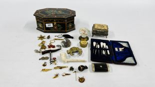 A VINTAGE PAINTED BOX CONTAINING COLLECTIBLES TO INCLUDE SNUFF BOX, INLAID BRASS TRINKET, PIPES,