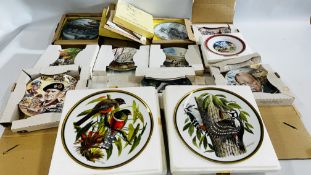 A GROUP OF 12 ASSORTED COLLECTORS PLATES TO INCLUDE EXAMPLES BY ROYAL DOULTON,
