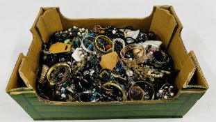 A LARGE BOX OF COSTUME JEWELLERY CONSISTING OF EARRINGS, NECKLACES AND BRACELETS.
