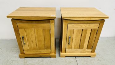 A PAIR OF SOLID LIGHT OAK SINGLE DOOR BEDSIDE CABINETS W 50CM X D 60CM X H 38CM.