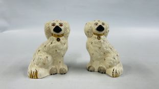 A PAIR OF ROYAL DOULTON STAFFORDSHIRE STYLE SPANIELS.