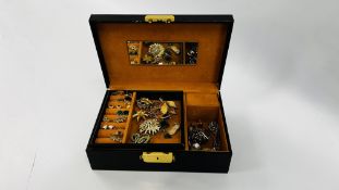 A MUSICAL JEWELLERY BOX CONTAINING A SILVER AND AMBER PENDANT AND MIXED COSTUME JEWELLERY.