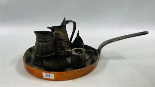 A GROUP OF VINTAGE METALWARE TO INCLUDE A COPPER PAN DIAM 33.