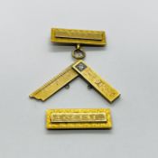 A VINTAGE MASONIC JEWEL MARKED 585 BEARING INSCRIPTION INSET WITH A BRILLIANT CUT DIAMOND APPROX