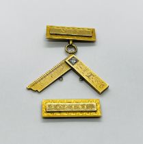 A VINTAGE MASONIC JEWEL MARKED 585 BEARING INSCRIPTION INSET WITH A BRILLIANT CUT DIAMOND APPROX