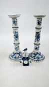 2 DELPH BLUE AND WHITE PORCELAIN CANDLESTICKS - H 36 CM ALONG WITH A BLUE AND WHITE DELPH SEATED