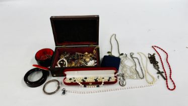 AN ANTIQUE BOX CONTAINING ASSORTED COSTUME JEWELLERY INCLUDING SILVER.