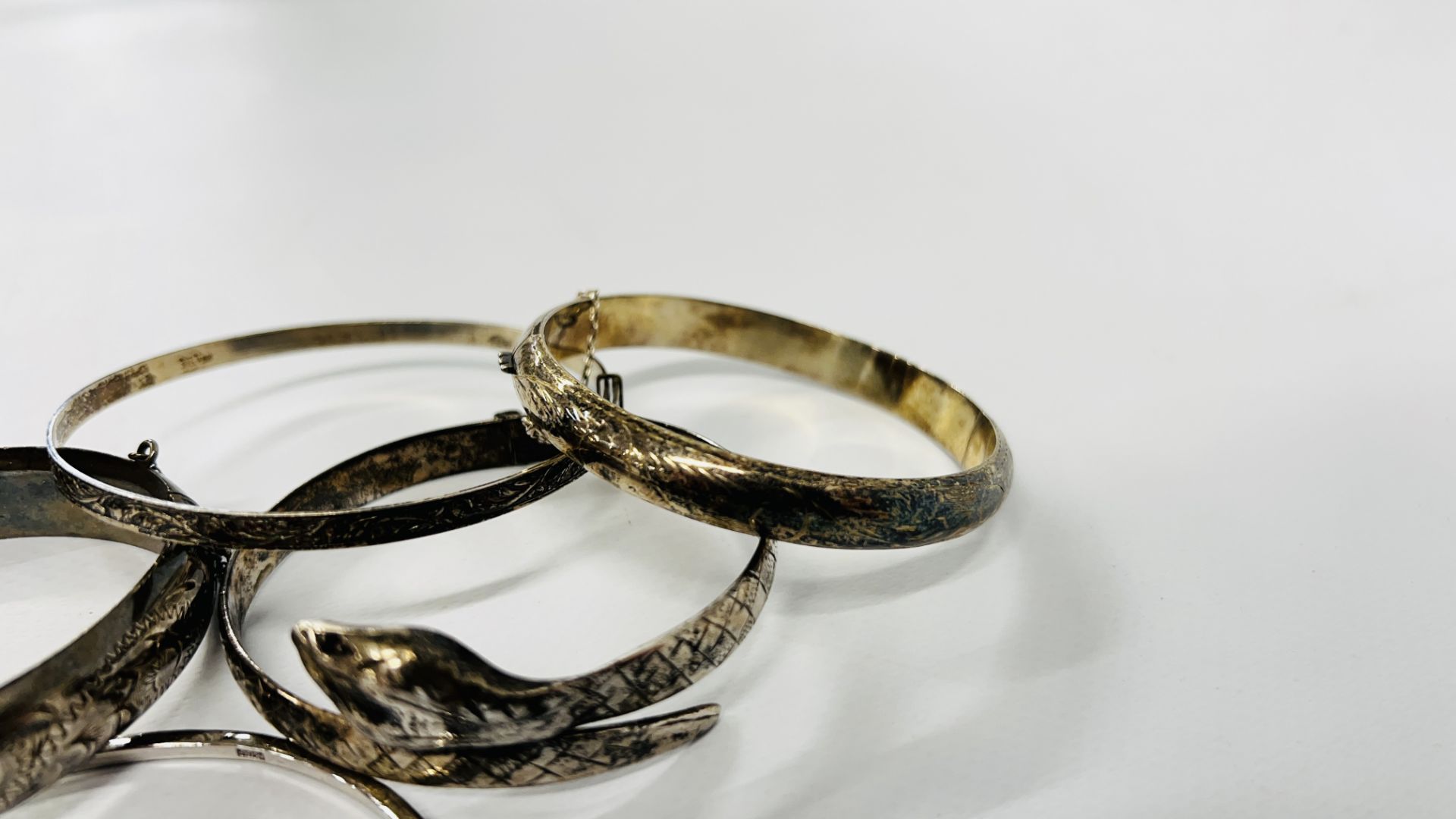 A GROUP OF 5 SILVER BANGLES TO INCLUDE A SNAKE, STONE SET EXPANDING AND ENGRAVED. - Bild 5 aus 7