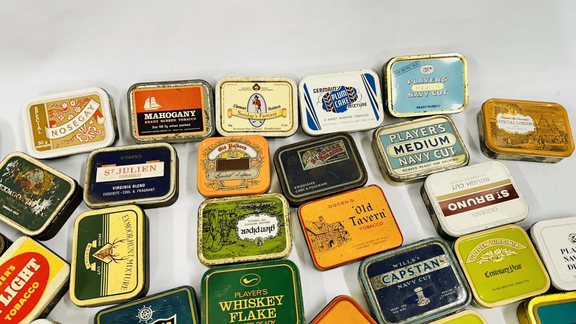 A BOX CONTAINING AN EXTENSIVE COLLECTION OF ASSORTED EMPTY VINTAGE TOBACCO TINS TO INCLUDE EXAMPLES - Bild 8 aus 12