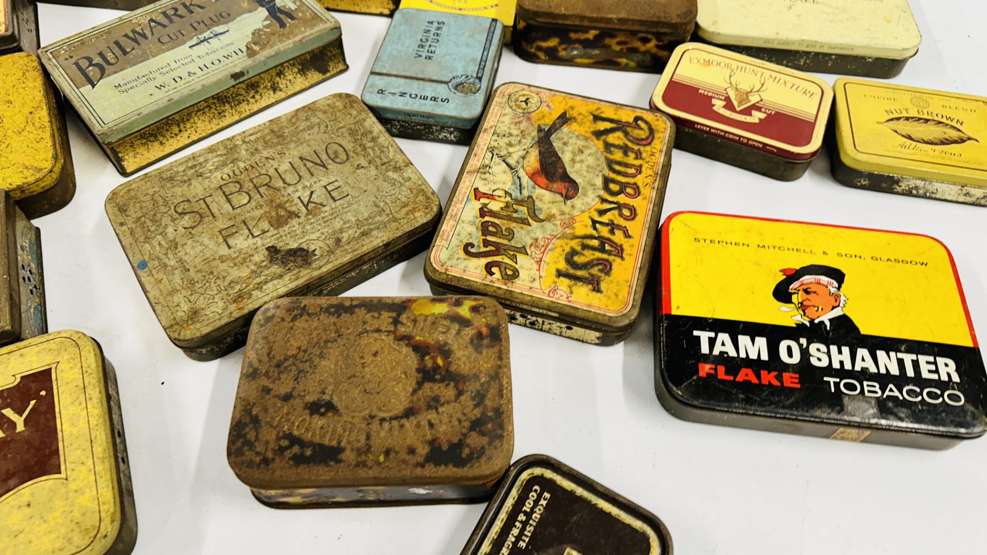 A BOX CONTAINING AN EXTENSIVE COLLECTION OF ASSORTED EMPTY VINTAGE TOBACCO TINS TO INCLUDE EXAMPLES - Bild 9 aus 10