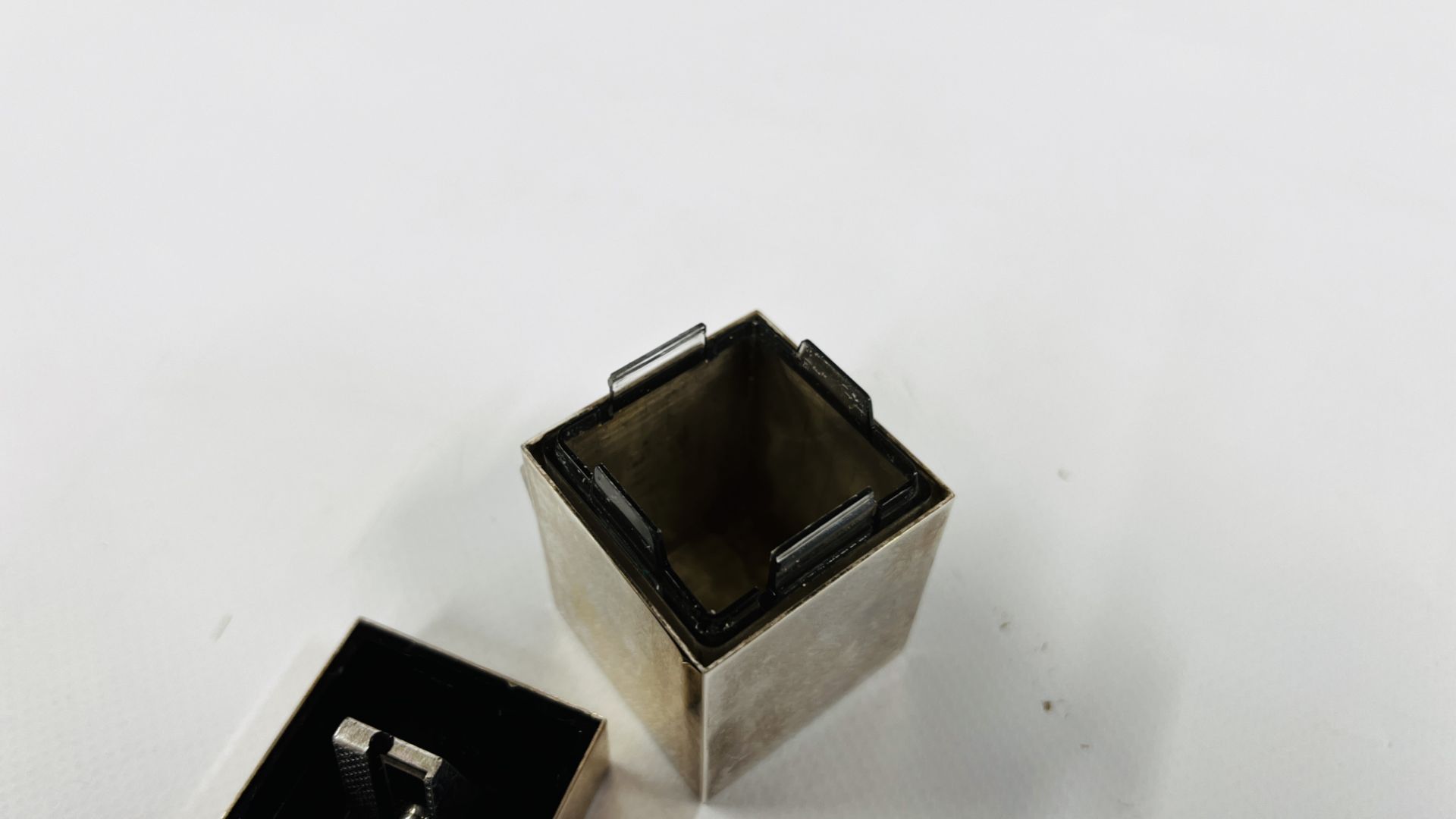 A MODERN SILVER PENCIL SHARPENER OF SQUARE FORM, LONDON ASSAY MARKED PENHALIGONS H 5.8CM X 3.8 X 3. - Image 7 of 7