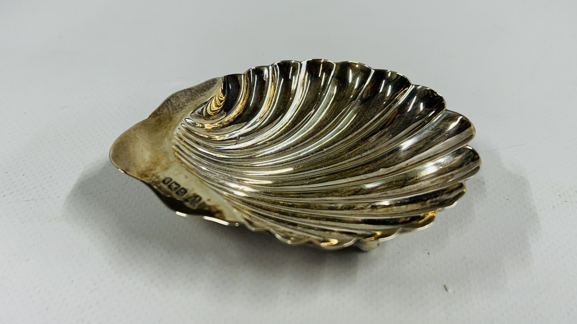 A SILVER PIERCED BONBON DISH, SHEFFIELD ASSAY BY WALKER & HALL H 3. - Image 6 of 10