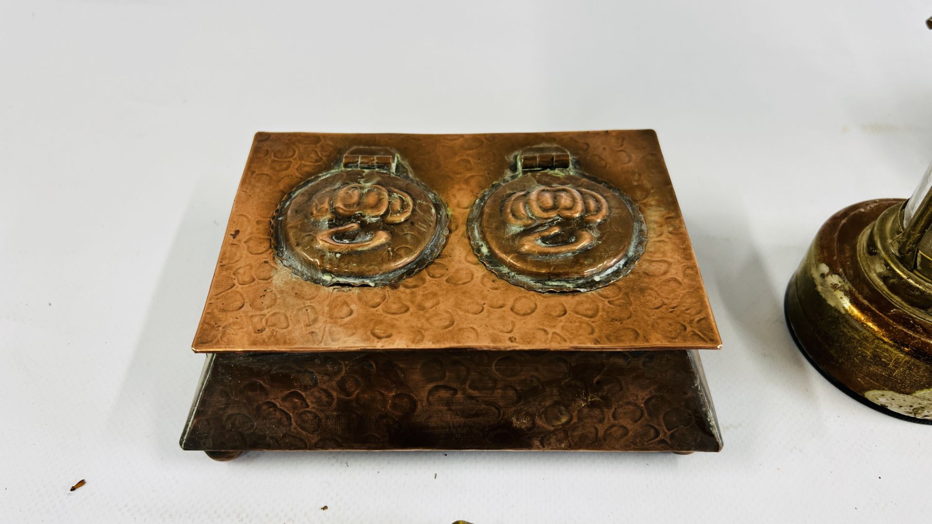 A BOX OF MIXED METALWARE TO INCLUDE A VINTAGE COPPER ARTS & CRAFTS STYLE INKWELL & GLASS LINERS ETC. - Image 10 of 10