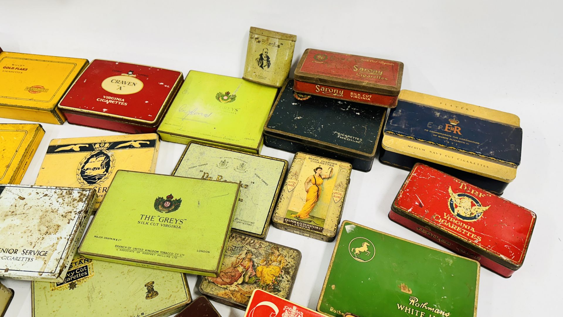 A BOX CONTAINING AN EXTENSIVE COLLECTION OF ASSORTED EMPTY VINTAGE CIGARETTE TINS TO INCLUDE - Bild 7 aus 9