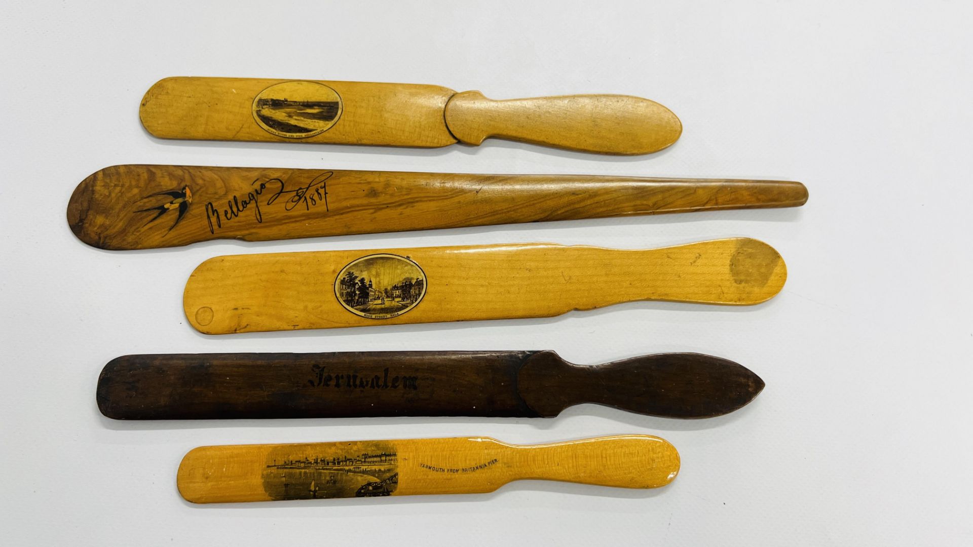 A GROUP OF 5 VINTAGE PAGE TURNERS TO INCLUDE MAUCHLINE WARE EXAMPLES.