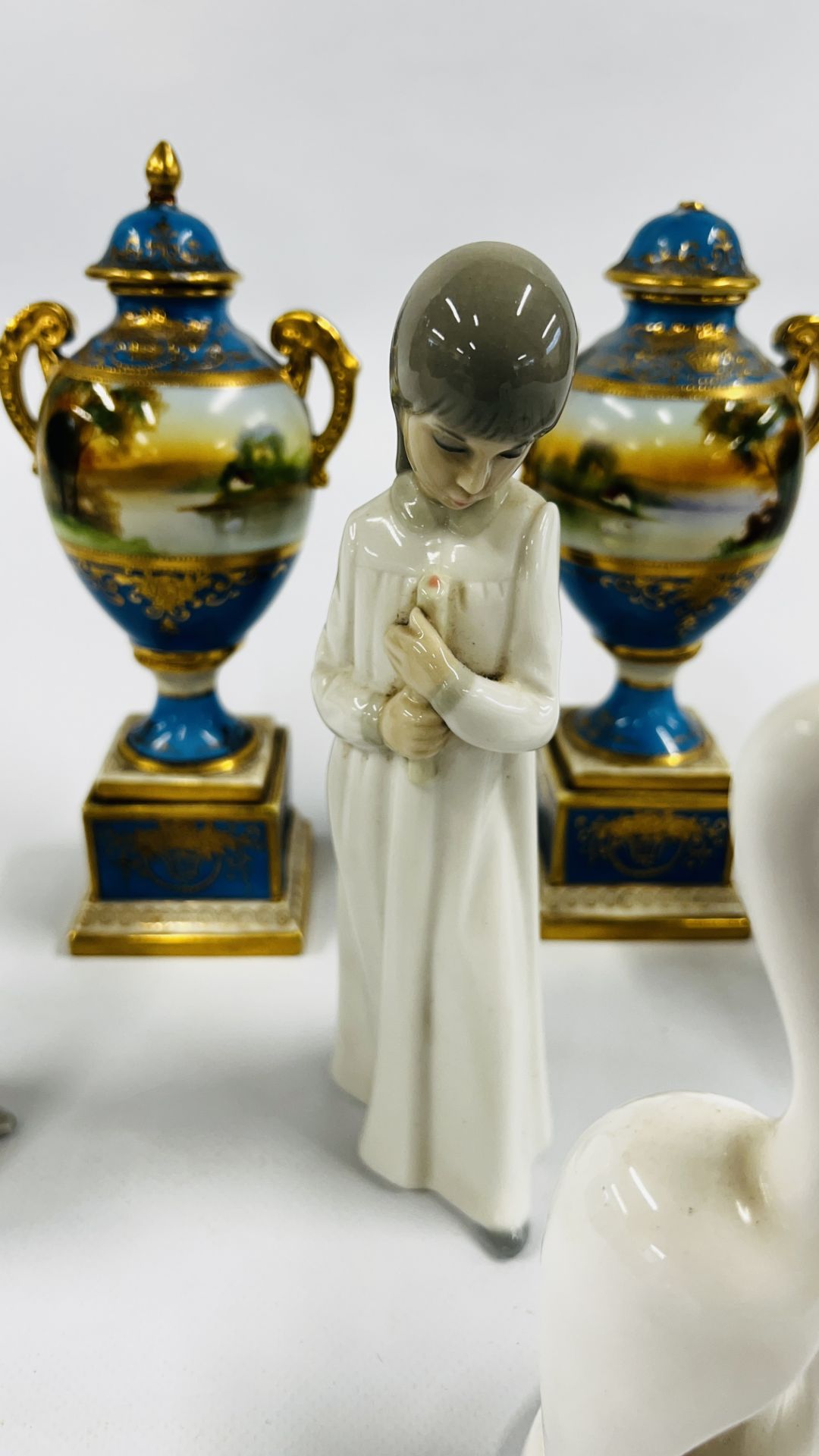 6 CABINET COLLECTIBLE PIECES TO INCLUDE LLADRO POLAR BEAR, LLADRO GIRL AND ONE OTHER, - Image 7 of 11