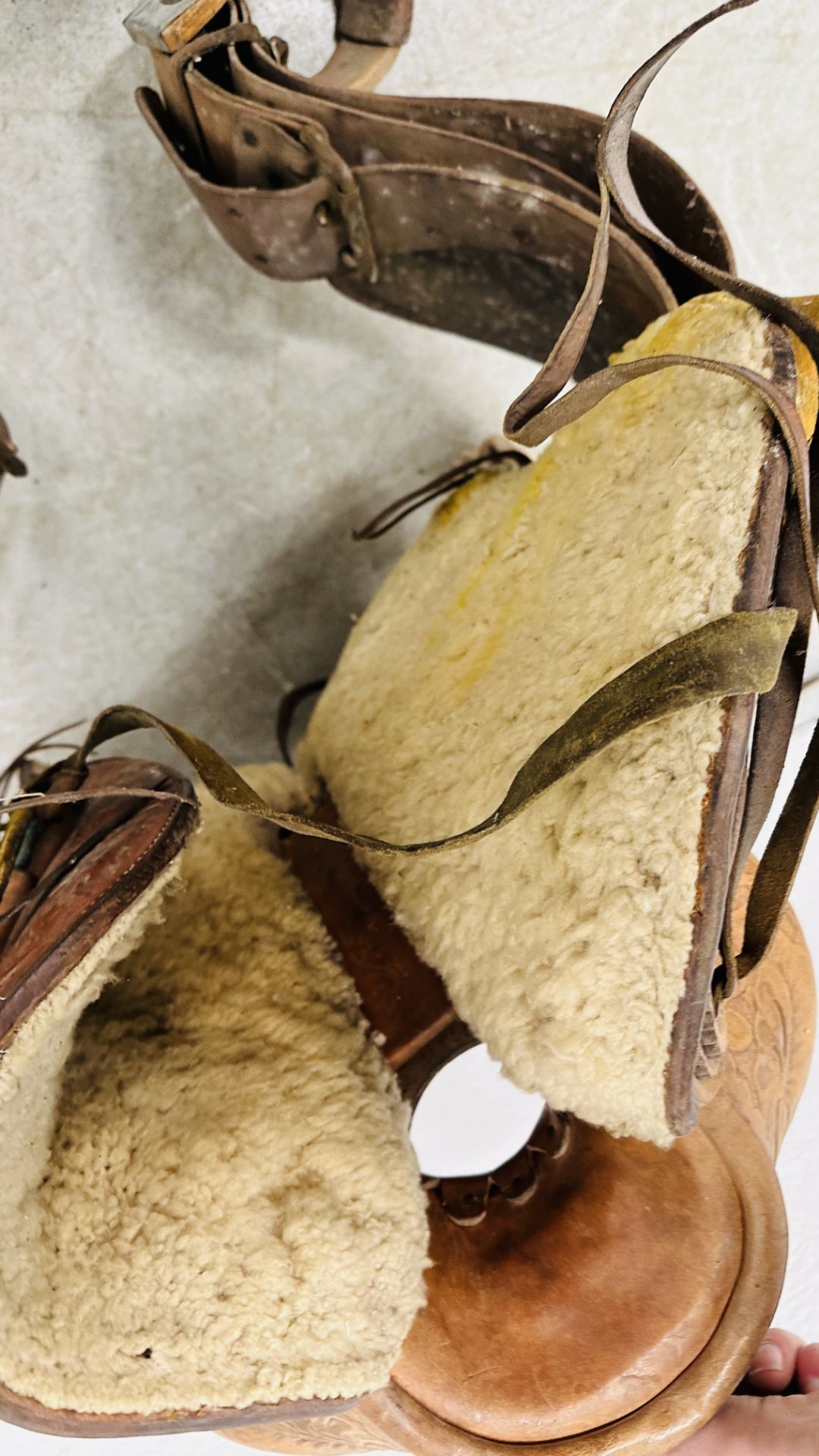 A VINTAGE WESTERN COWBOY SADDLE, THE TAN LEATHER WITH EMBOSSED DECORATION. - Image 11 of 11