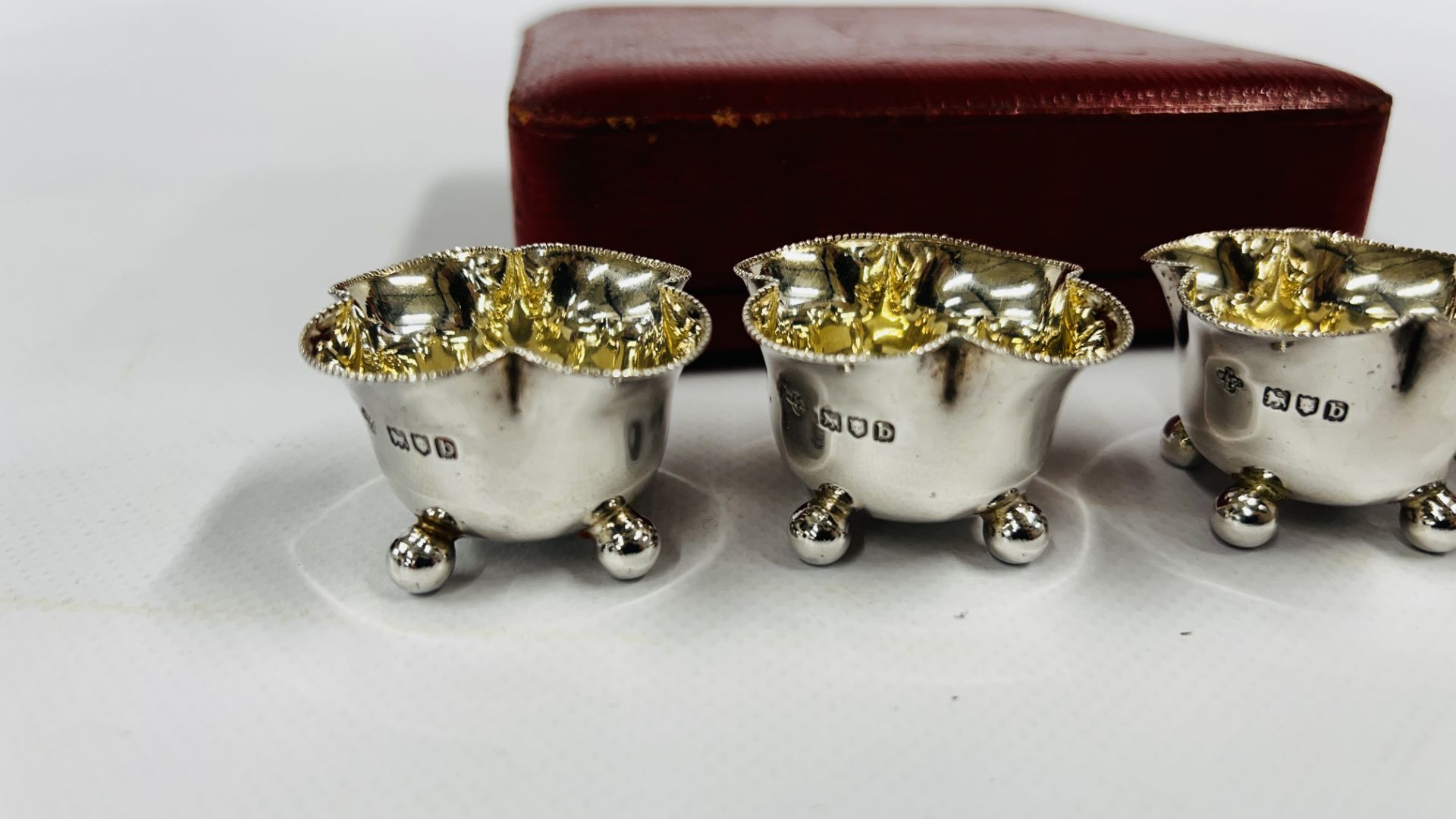 CASED SET OF FOUR VICTORIAN SILVER SALTS WITH SPOONS LONDON 1897 MAKER WOLFSKY & Co LTD. - Image 5 of 9