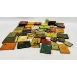 A BOX CONTAINING AN EXTENSIVE COLLECTION OF ASSORTED EMPTY VINTAGE CIGARETTE TINS TO INCLUDE