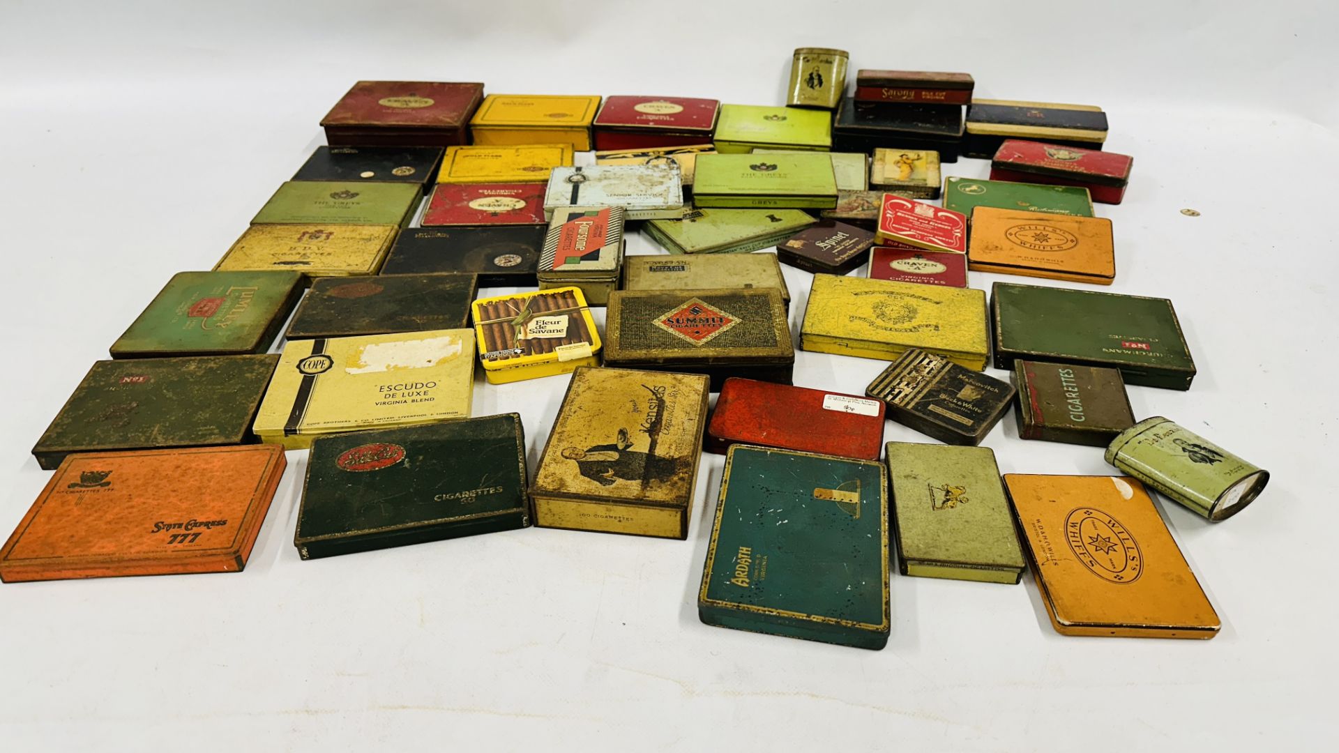 A BOX CONTAINING AN EXTENSIVE COLLECTION OF ASSORTED EMPTY VINTAGE CIGARETTE TINS TO INCLUDE