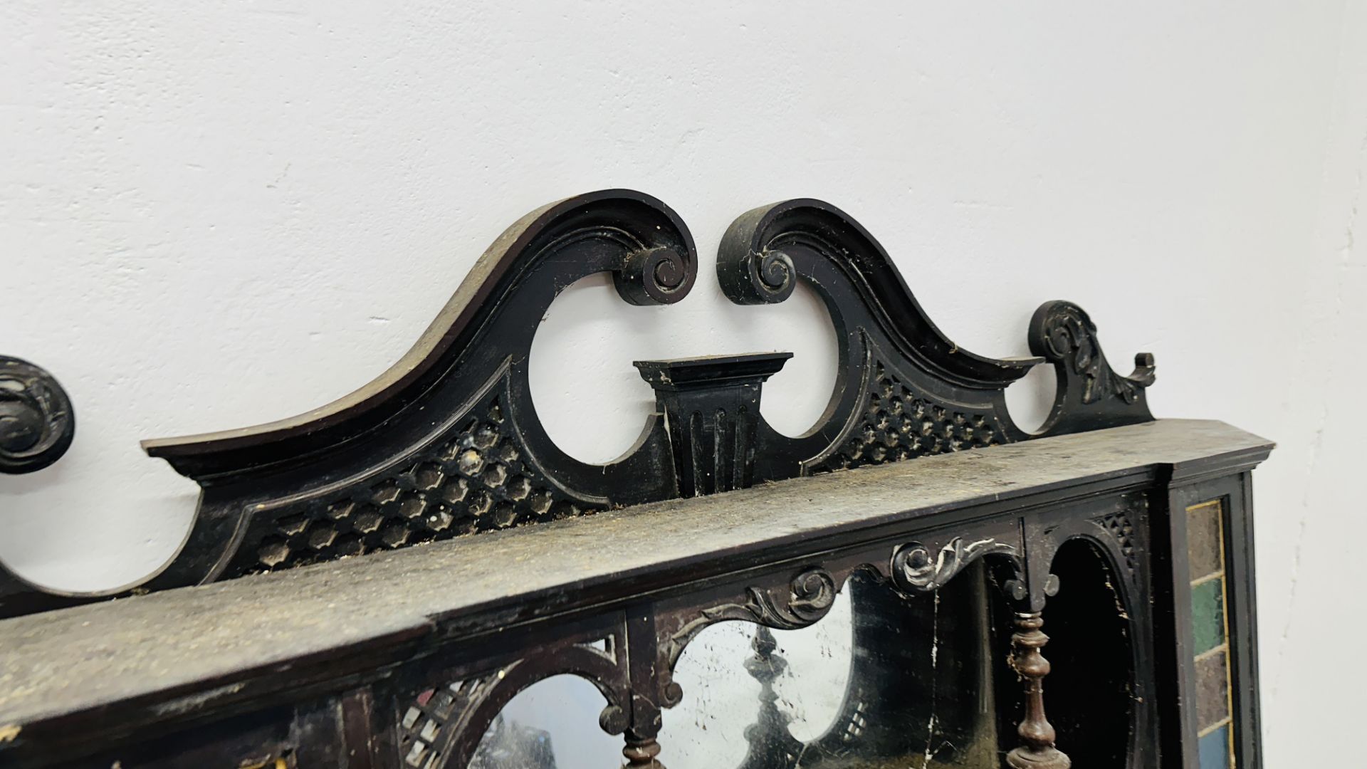 ORNATE MIRRORED OAK DRESSER UPSTAND WITH STAINED GLASS PANEL DETAIL FOR RESTORATION, - Image 4 of 10