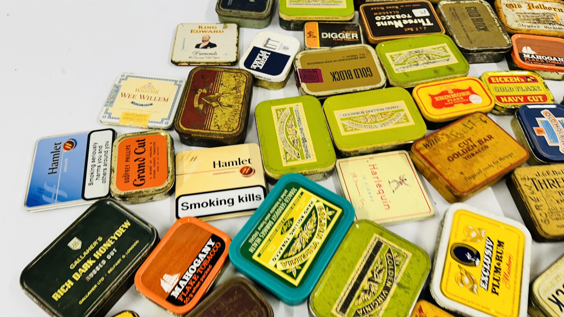 A BOX CONTAINING AN EXTENSIVE COLLECTION OF ASSORTED EMPTY VINTAGE TOBACCO TINS TO INCLUDE EXAMPLES - Image 6 of 10