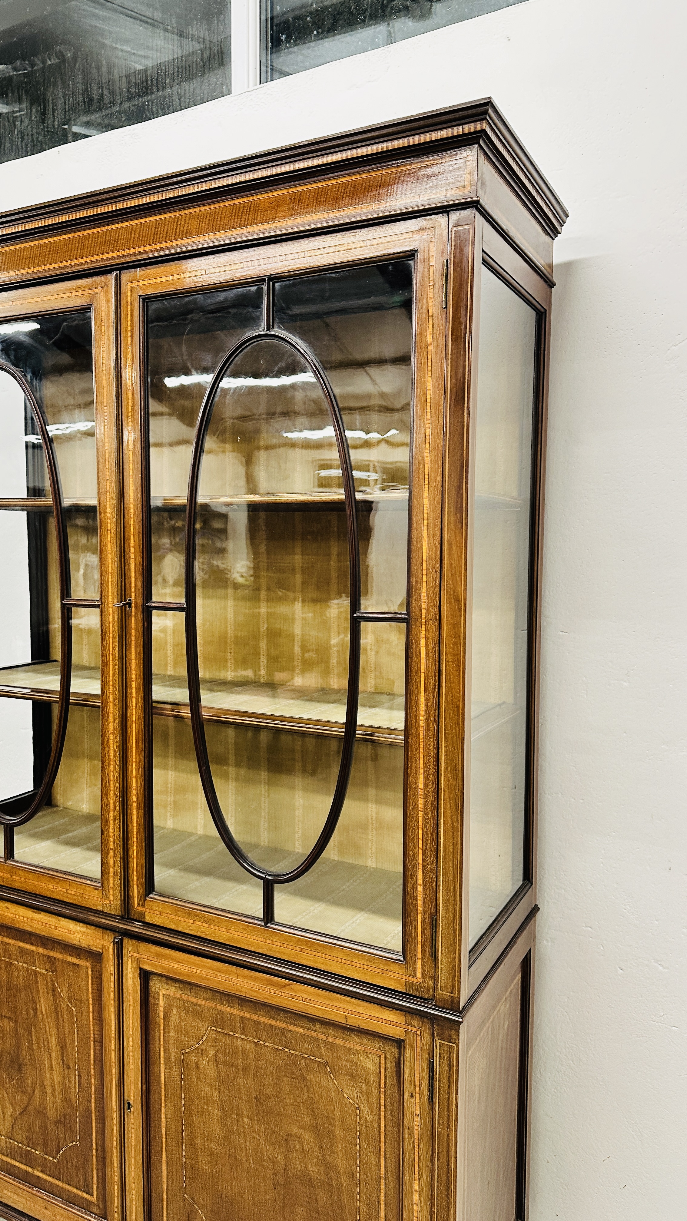 AN EDWARDIAN MAHOGANY TWO DOOR DISPLAY CABINET WITH CROSS BANDED INLAY AND TWO DOOR CUPBOARD BASE - - Image 7 of 10