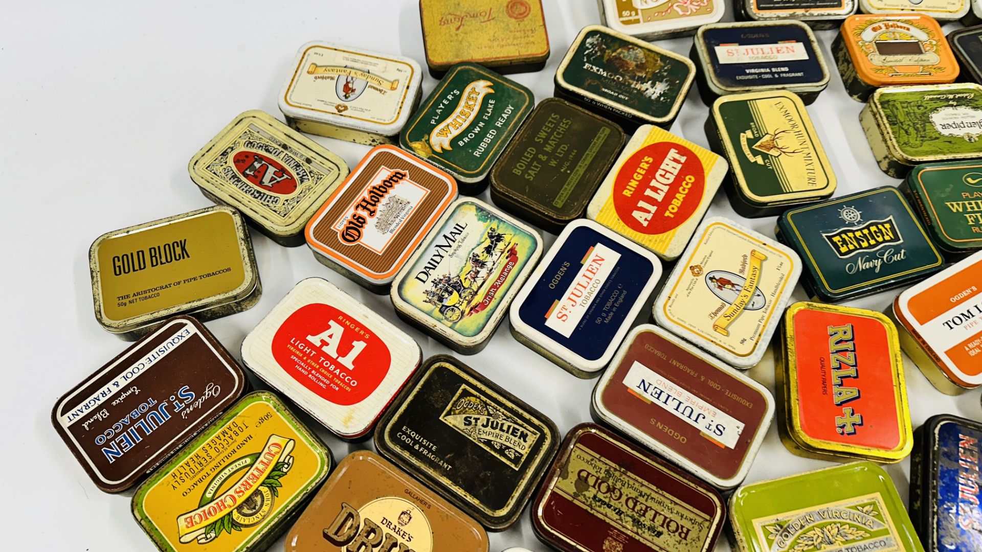 A BOX CONTAINING AN EXTENSIVE COLLECTION OF ASSORTED EMPTY VINTAGE TOBACCO TINS TO INCLUDE EXAMPLES - Bild 6 aus 12