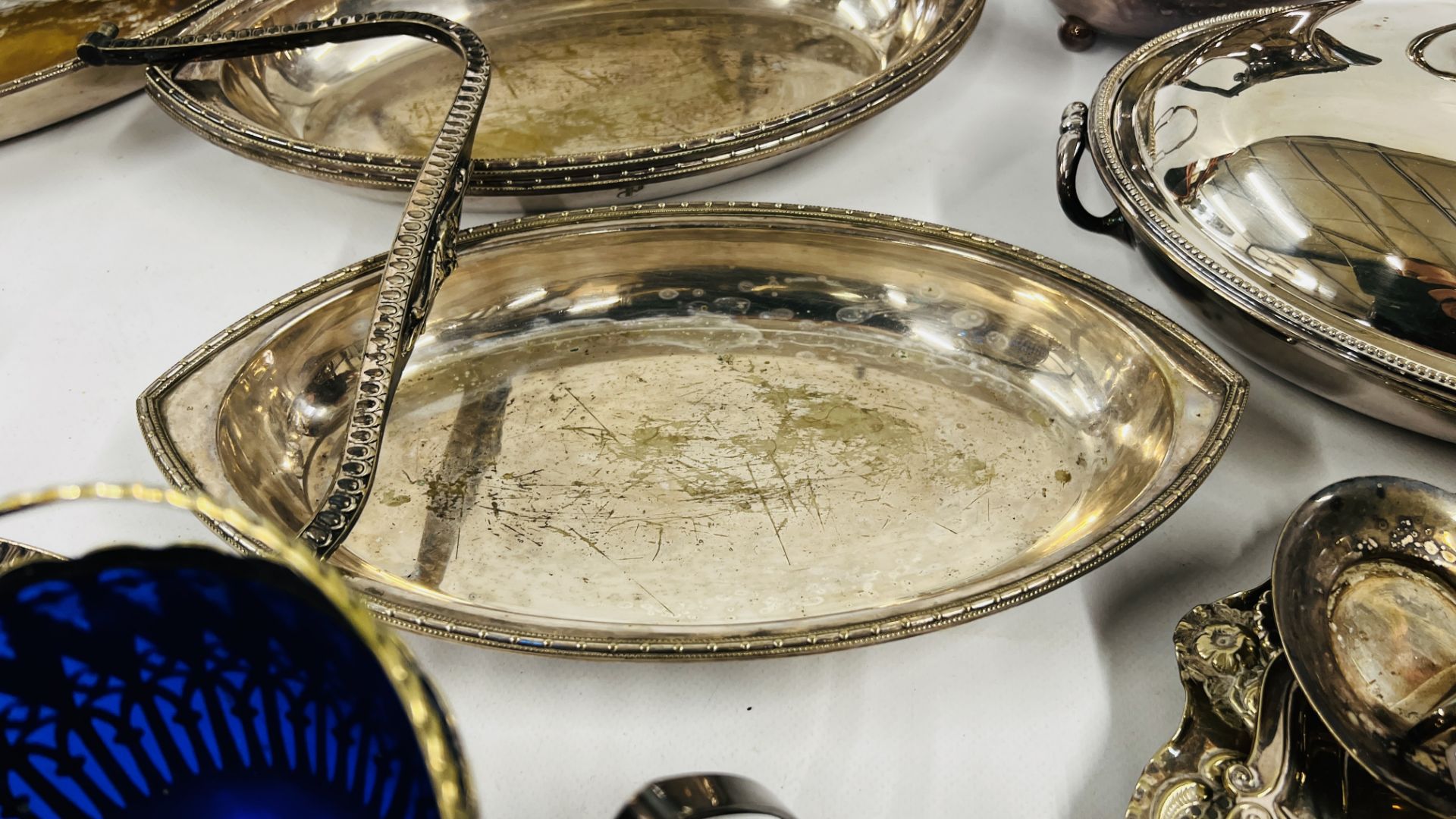 A BOX OF ASSORTED SILVER PLATED WARE TO INCLUDE COVERED TUREENS, TOAST RACK & SALVERS, CRUET, - Bild 7 aus 12