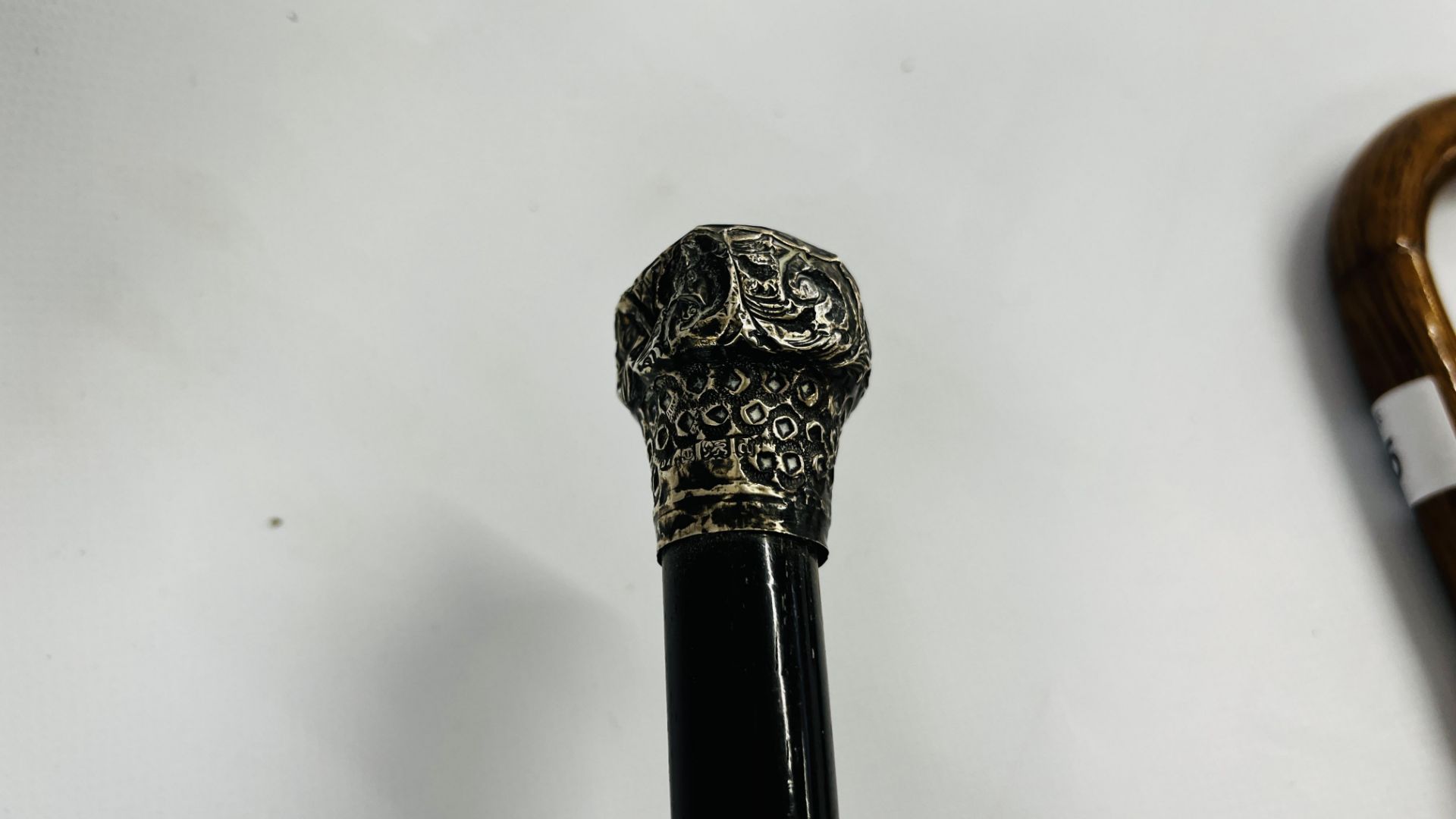 AN EBONY WALKING CANE WITH SILVER TOP A/F AND ONE FURTHER WALKING CANE WITH SILVER TOP AND BAND - Image 7 of 12