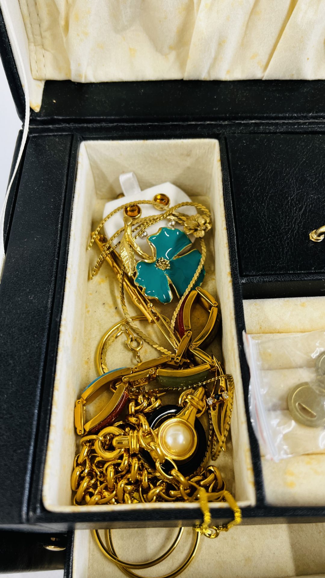 A SELECTION OF COSTUME JEWELLERY IN A LARGE BLACK JEWELLERY BOX. - Image 3 of 10