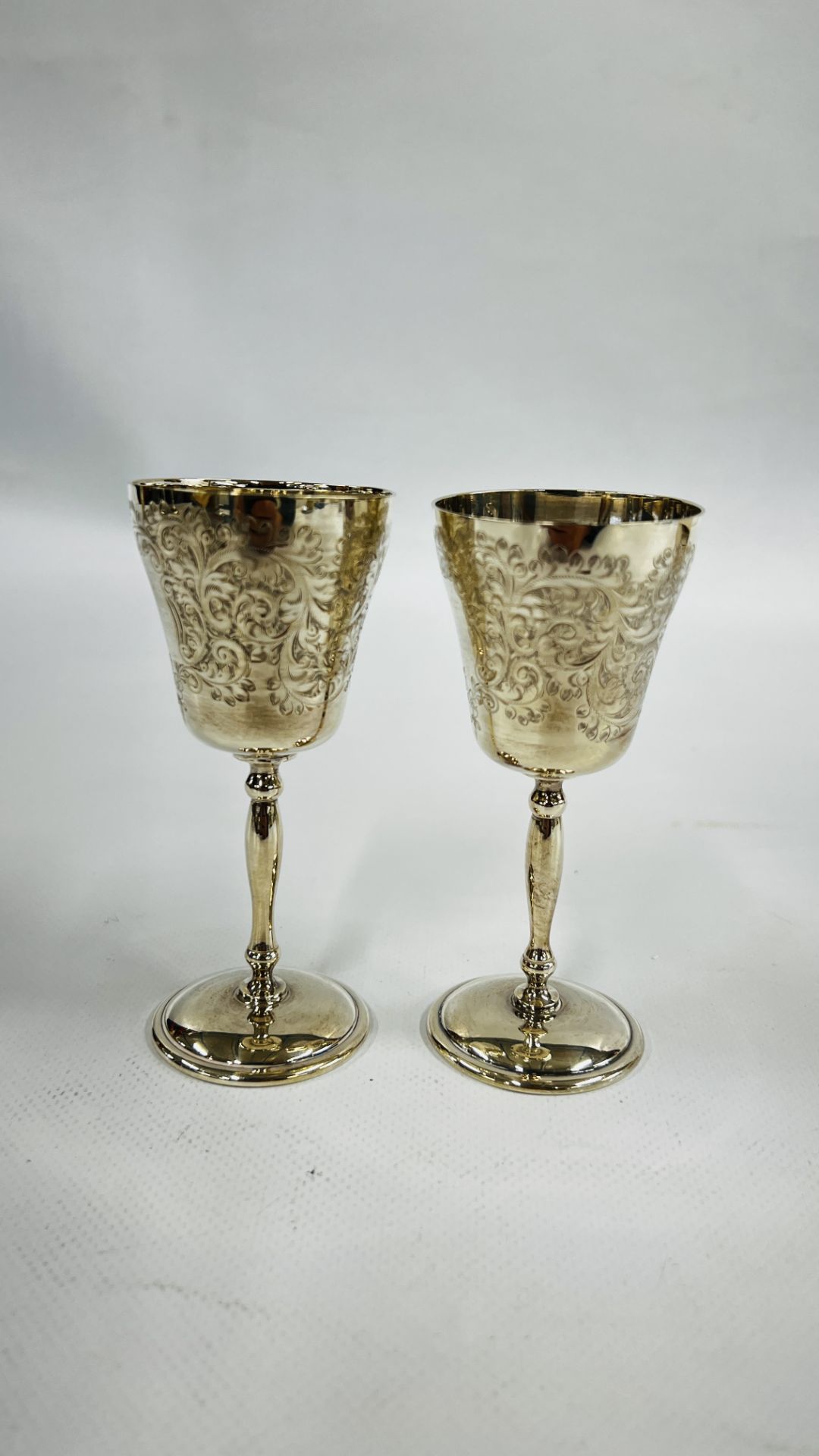 A PAIR OF SILVER ENGRAVED FOOTED GOBLETS, BIRMINGHAM ASSAY 1968 CSG & CO. H 12CM.