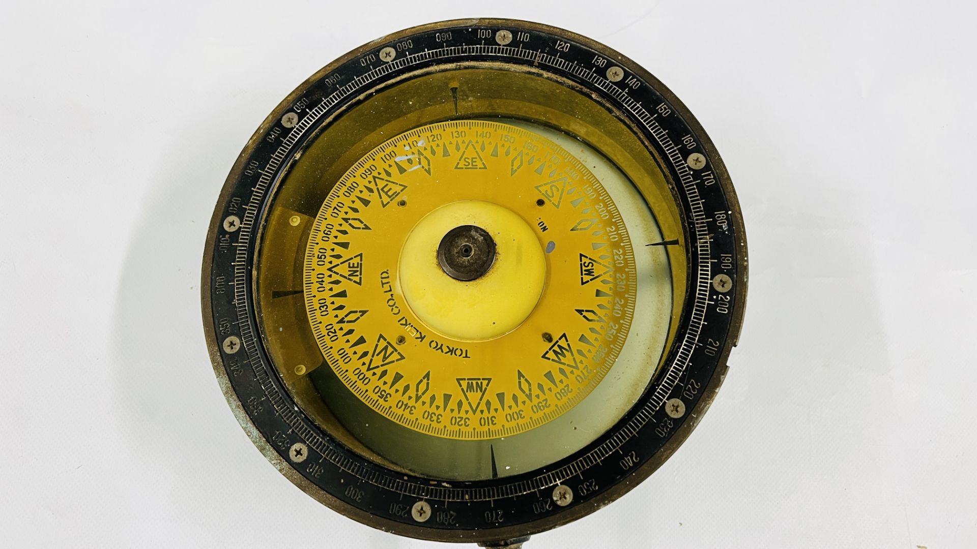 VINTAGE LARGE NAUTICAL MARINE COMPASS BY THE TOKYO KEIKO COMPANY DIAMETER 25CM. - Image 2 of 5