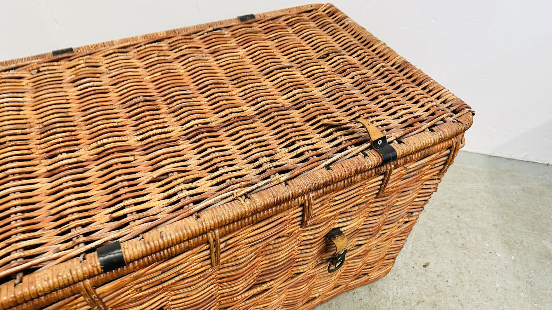 A LARGE WICKER TWO HANDLED BASKET - W 90 X D 55 X H 55CM. - Bild 5 aus 8