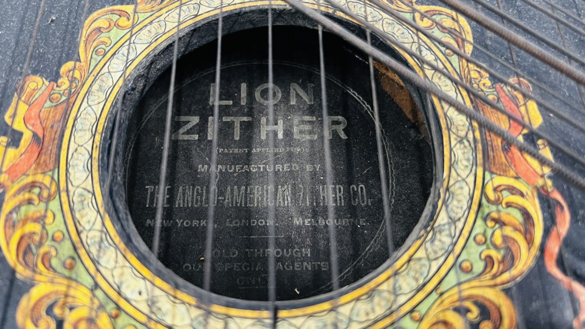 A VINTAGE "THE ANGLO AMERICAN LION ZITHER" MANUFACTURED BY THE ANGLO AMERICAN ZITHER Co NEW YORK - Image 2 of 13