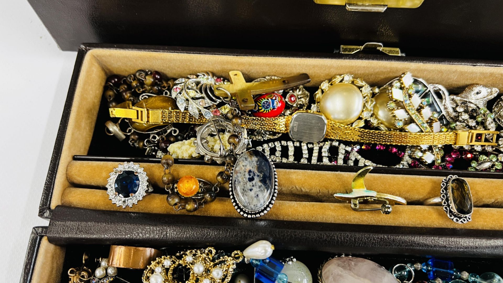 A JEWELLERY BOX MARKED JP CONTAINING A QUANTITY OF VINTAGE AND MODERN COSTUME JEWELLERY TO INCLUDE - Image 6 of 10