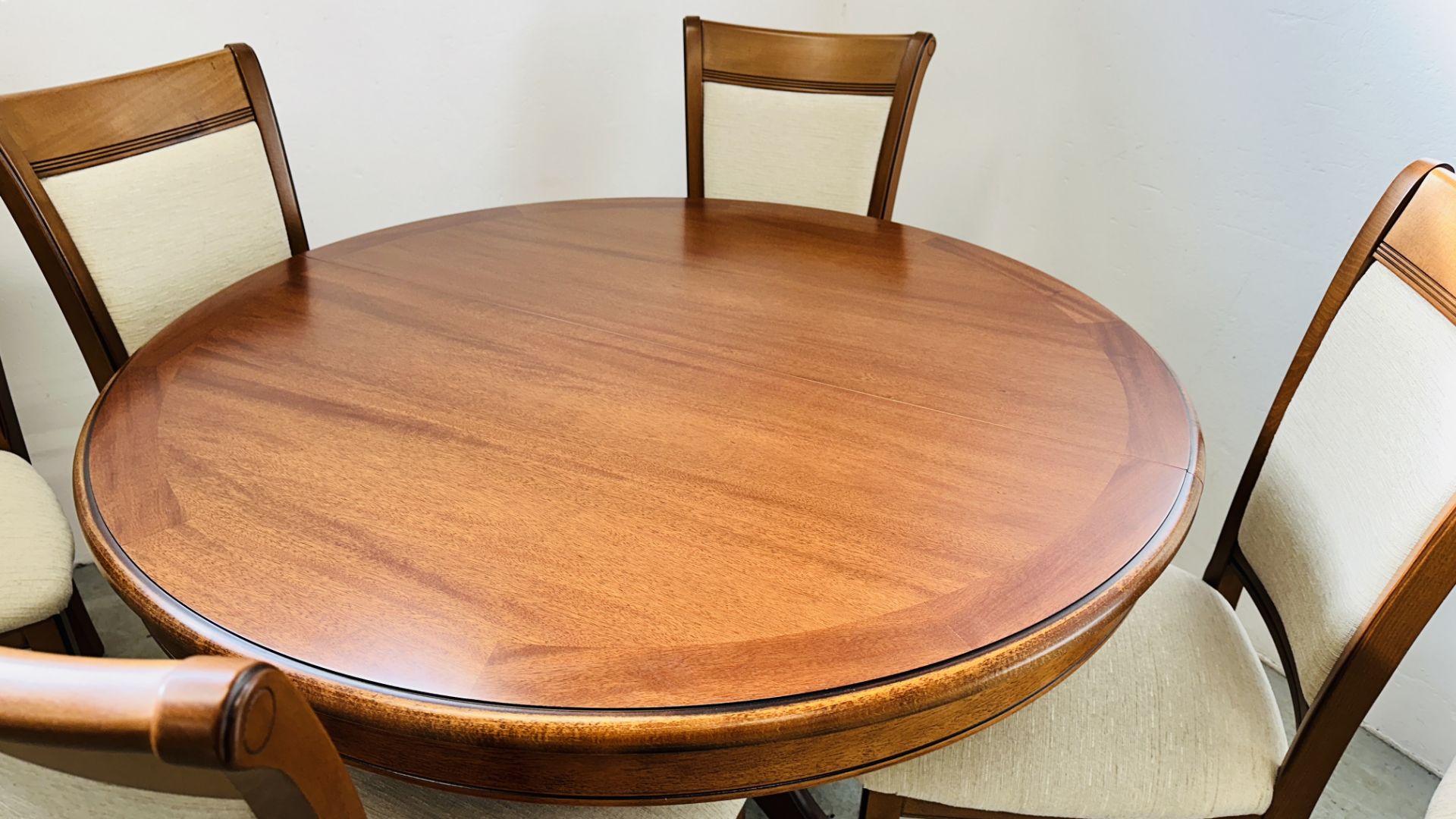 A GOOD QUALITY G PLAN CHERRY WOOD FINISH CIRCULAR EXTENDING DINING TABLE COMPLETE WITH 6 MATCHING - Image 3 of 14