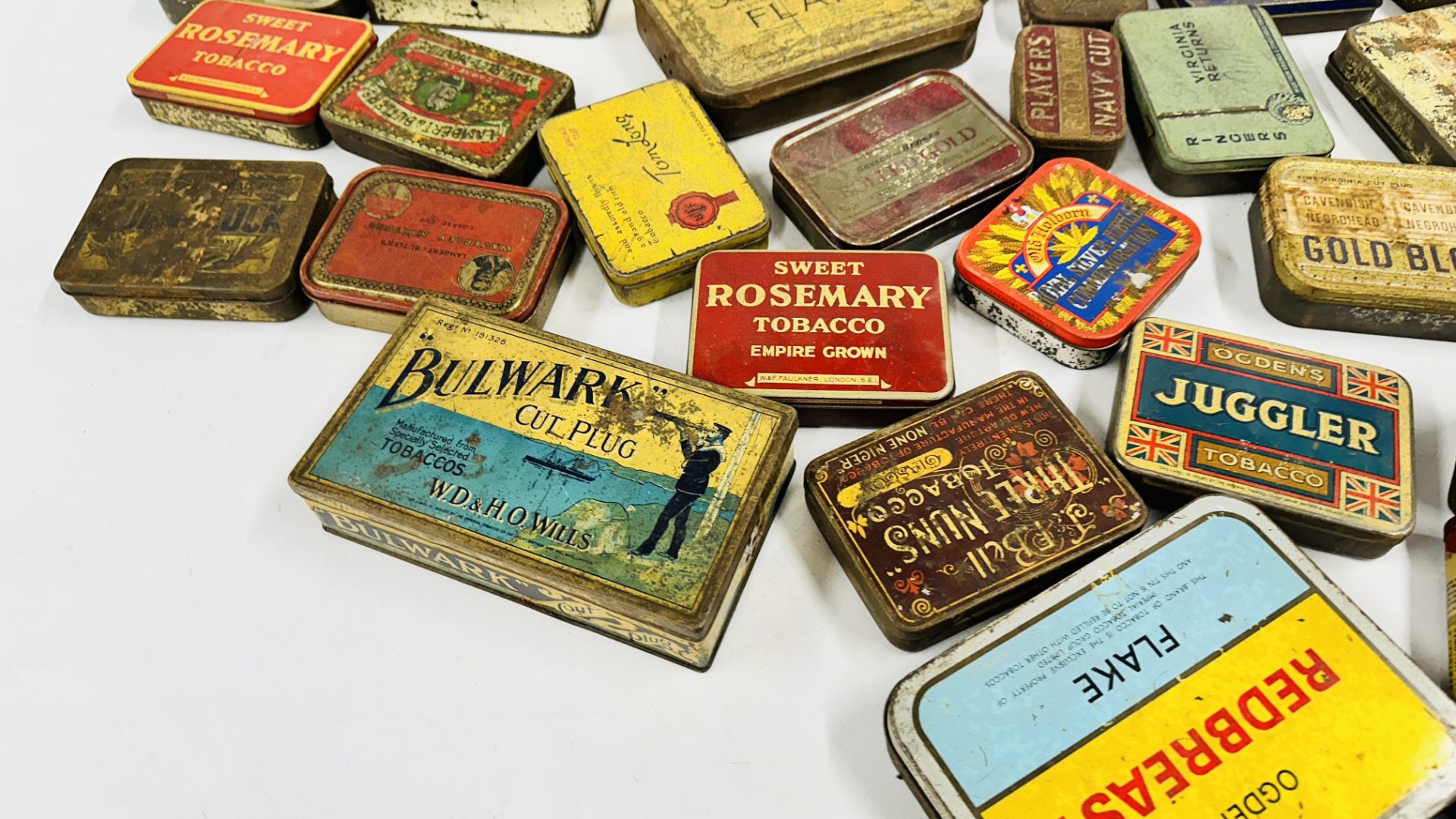 A BOX CONTAINING AN EXTENSIVE COLLECTION OF ASSORTED EMPTY VINTAGE TOBACCO TINS TO INCLUDE EXAMPLES - Image 3 of 10