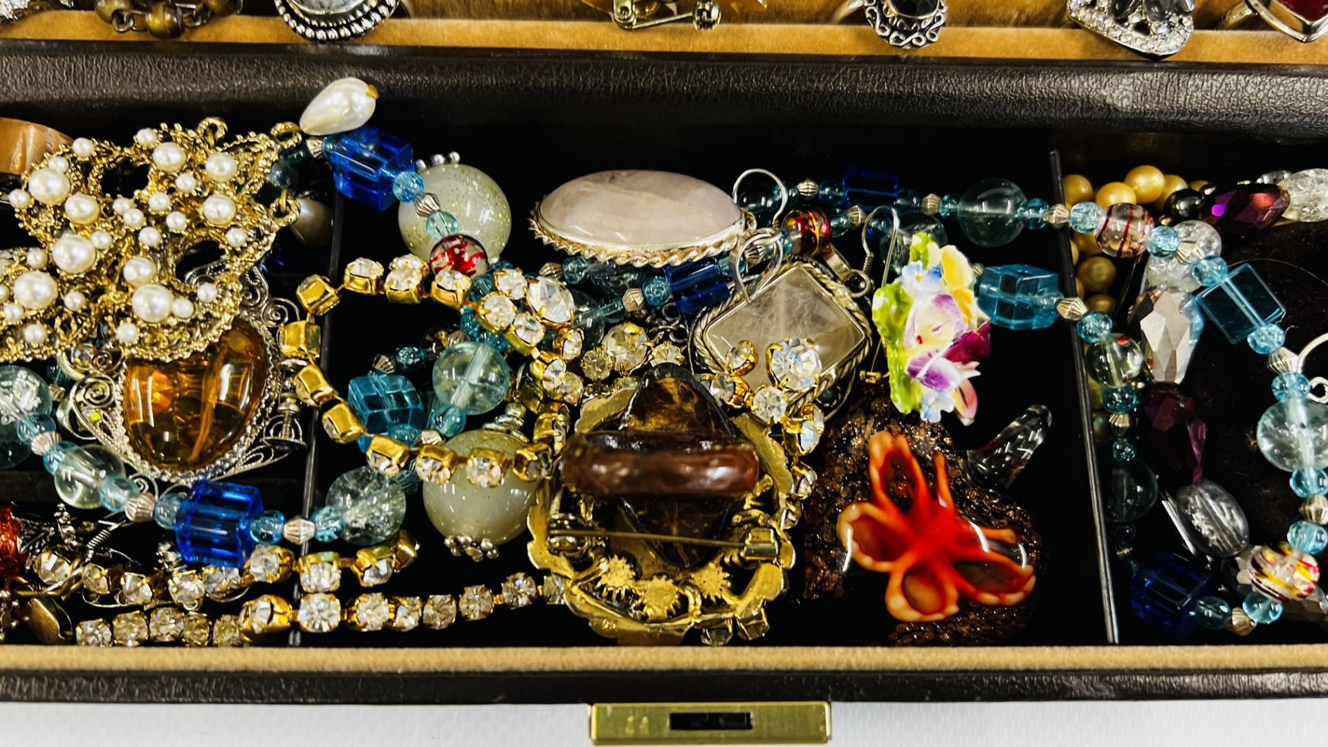 A JEWELLERY BOX MARKED JP CONTAINING A QUANTITY OF VINTAGE AND MODERN COSTUME JEWELLERY TO INCLUDE - Image 3 of 10
