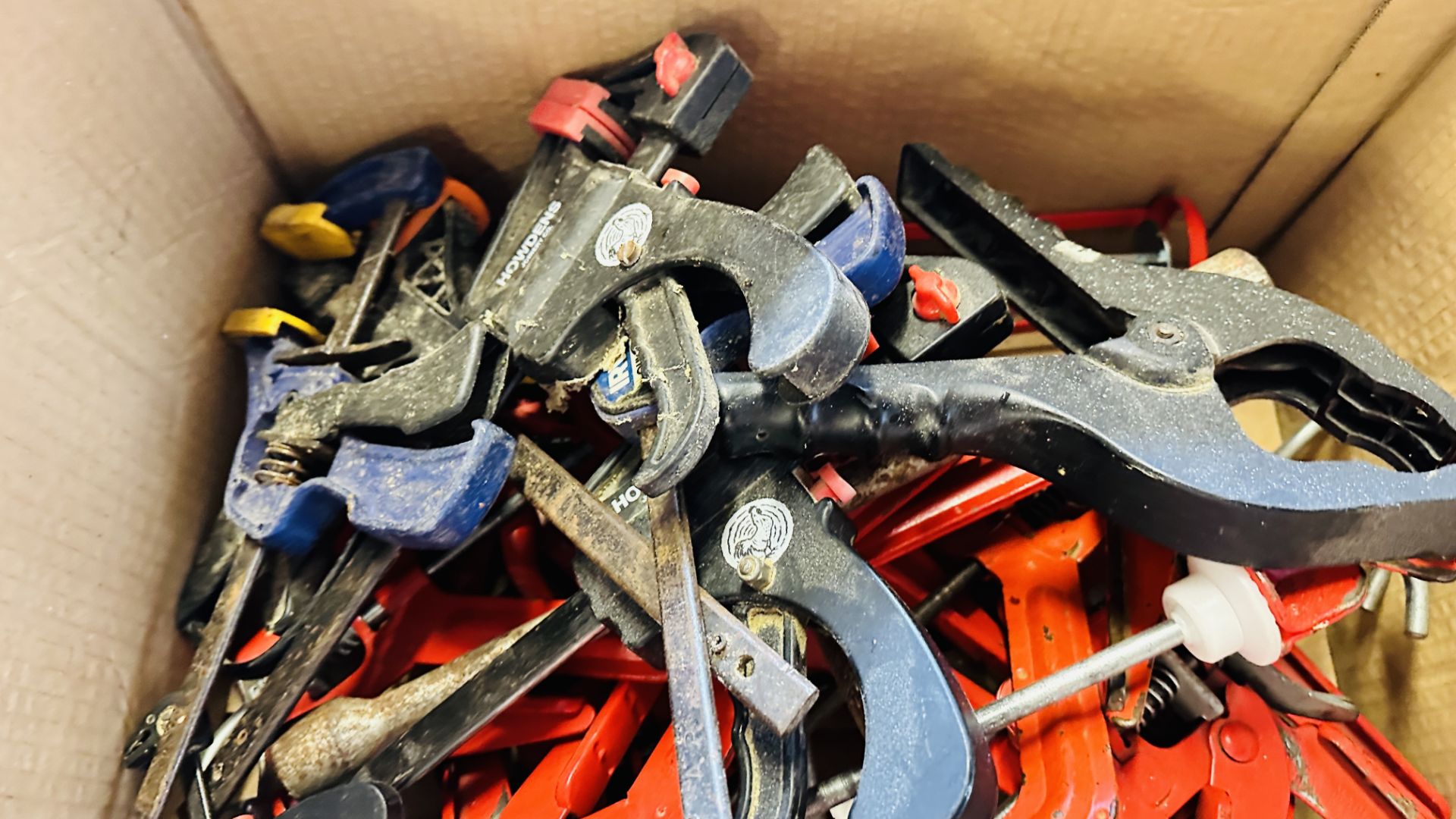 A BOX CONTAINING 11 SPEED CLAMPS, 3 MASTIC GUNS & VARIOUS OTHER SPEED CLAMPS. - Image 3 of 5
