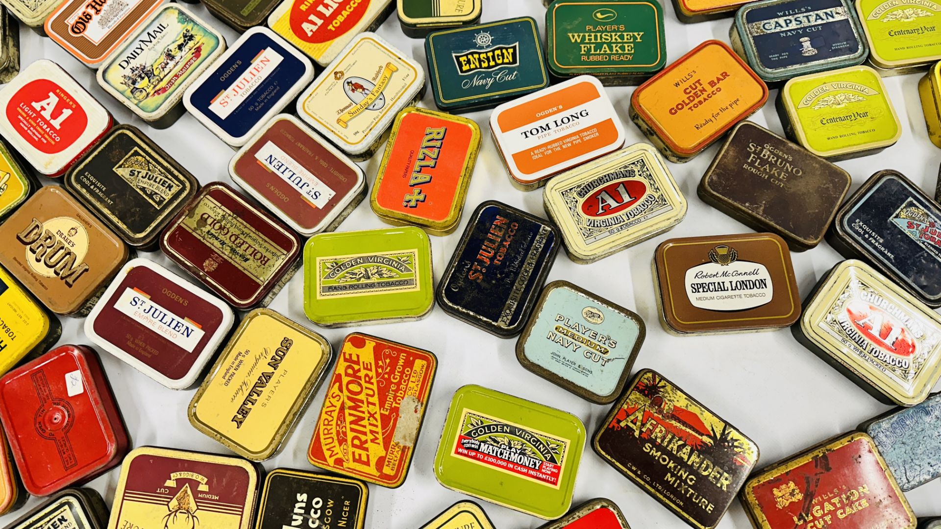 A BOX CONTAINING AN EXTENSIVE COLLECTION OF ASSORTED EMPTY VINTAGE TOBACCO TINS TO INCLUDE EXAMPLES - Bild 11 aus 12