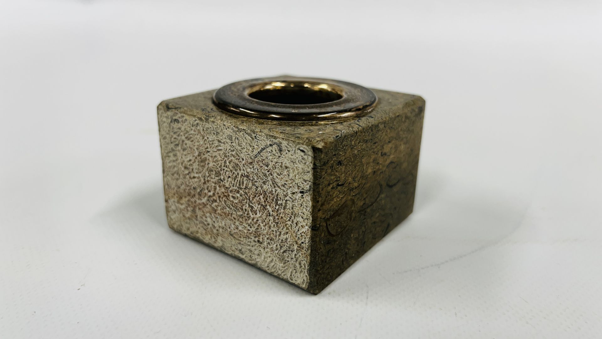 A SQUARE HARDSTONE INKWELL WITH SILVER RIM, BIRMINGHAM ASSAY 1996 J.G. 6.8 X 6.8CM X H 4.5CM. - Image 3 of 6