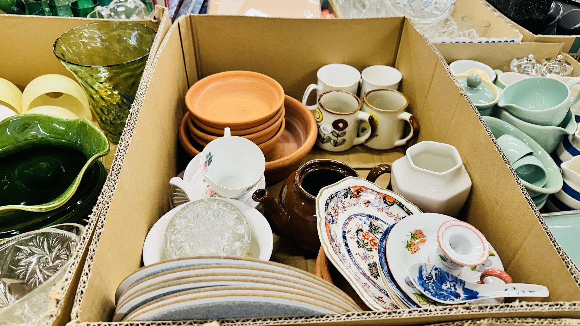 20 BOXES OF ASSORTED HOUSEHOLD EFFECTS TO INCLUDE GLASSWARE, KIITCHEN UTENSILS, CROCKERY, - Image 6 of 27