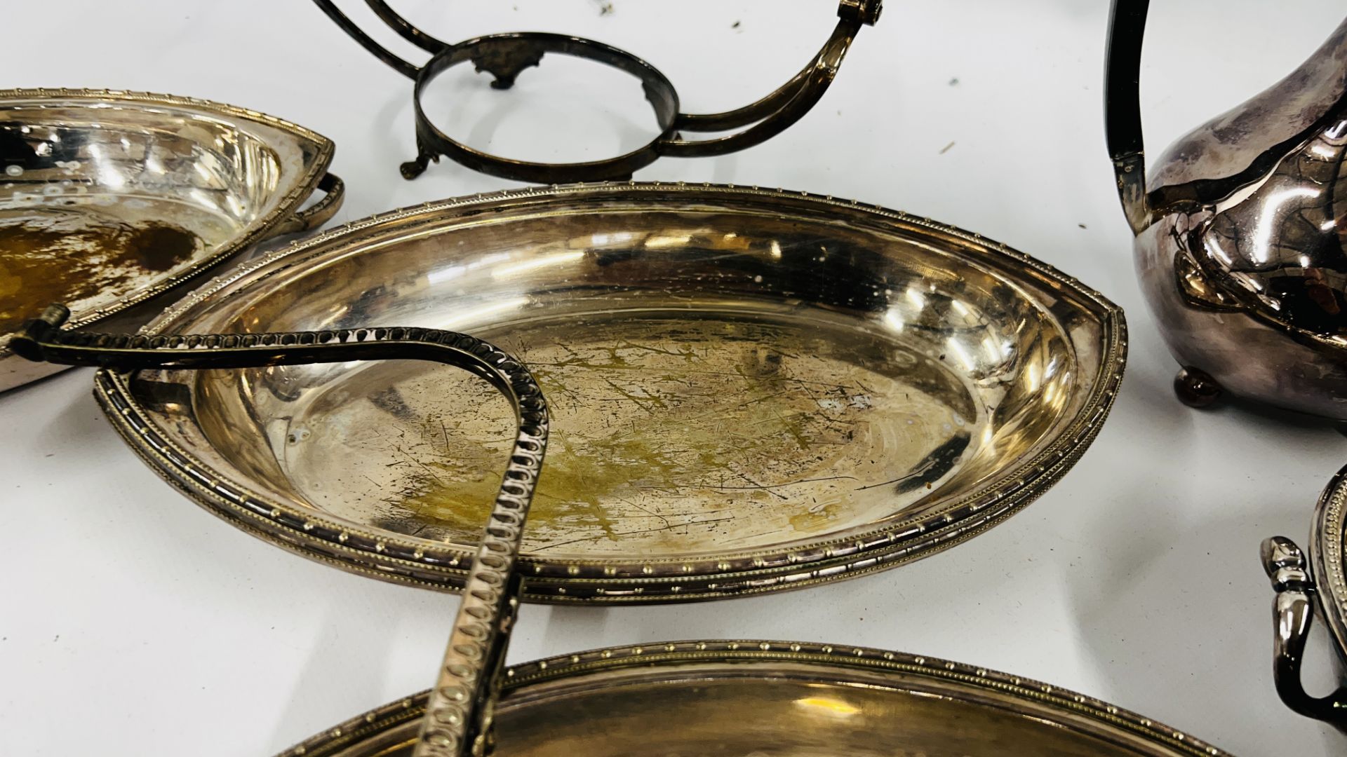 A BOX OF ASSORTED SILVER PLATED WARE TO INCLUDE COVERED TUREENS, TOAST RACK & SALVERS, CRUET, - Bild 6 aus 12