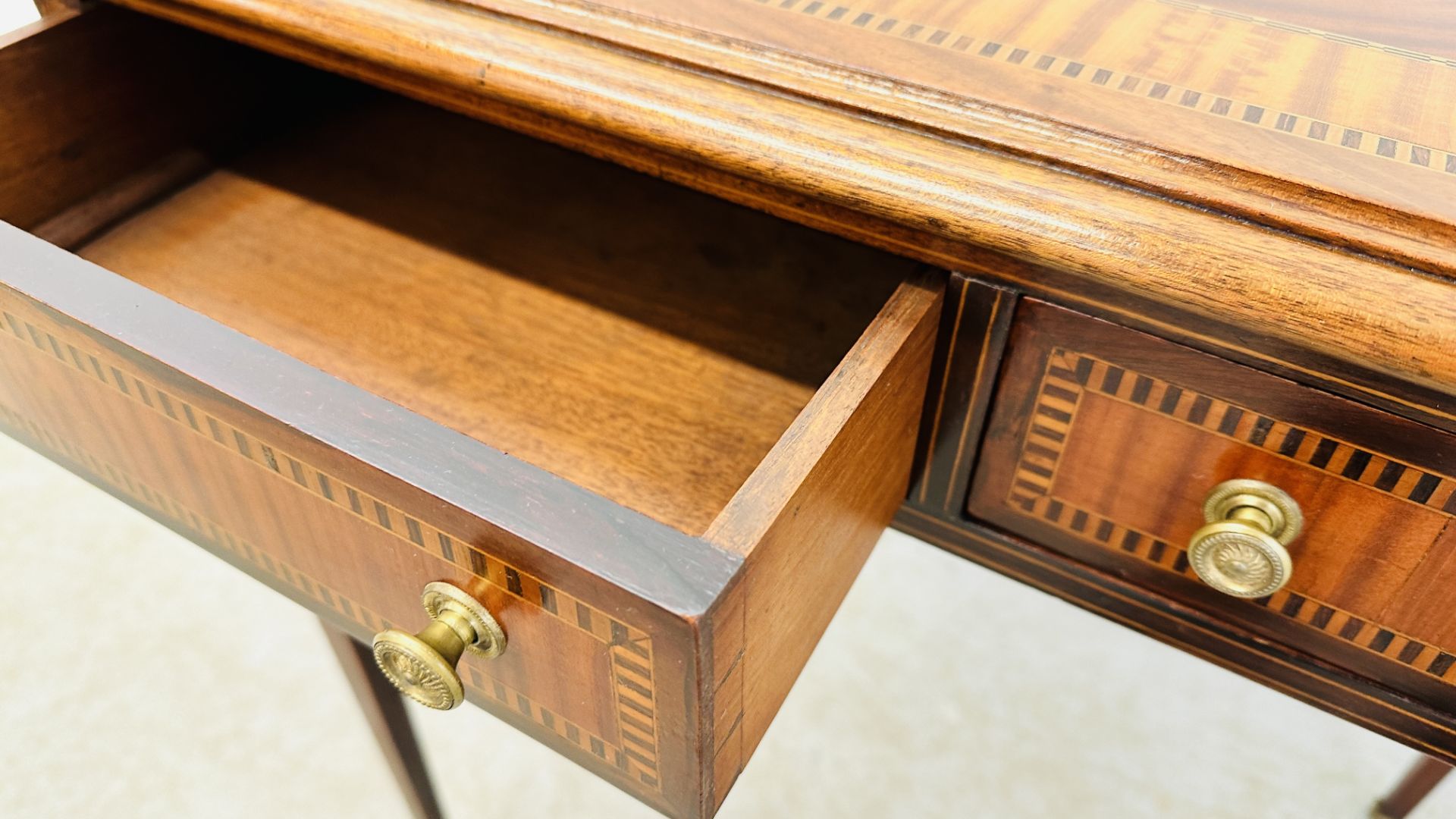 ANTIQUE MAHOGANY & INLAID 2 DRAWER WRITING TABLE WITH BRASS DETAILED HANDLES STANDING ON CASTERS, - Image 10 of 11